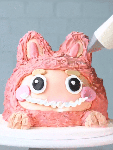 Decorating Labubu cake for girls with piped buttercream details